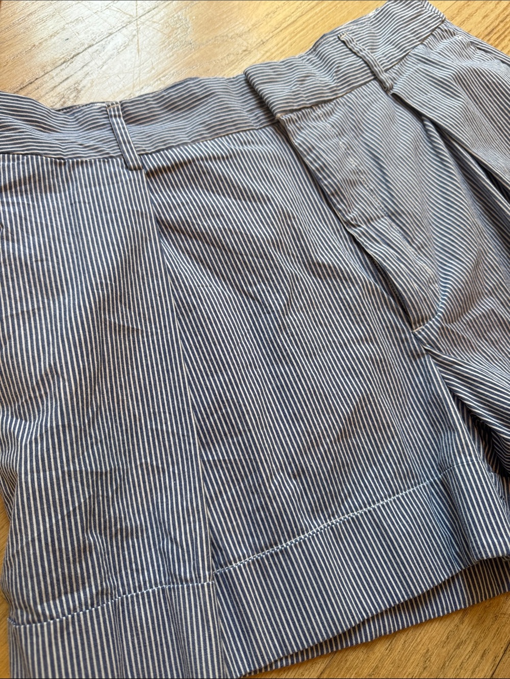 Banana Republic Navy and White Striped 4” pleated Shorts, size 12 - Picture 1 of 12